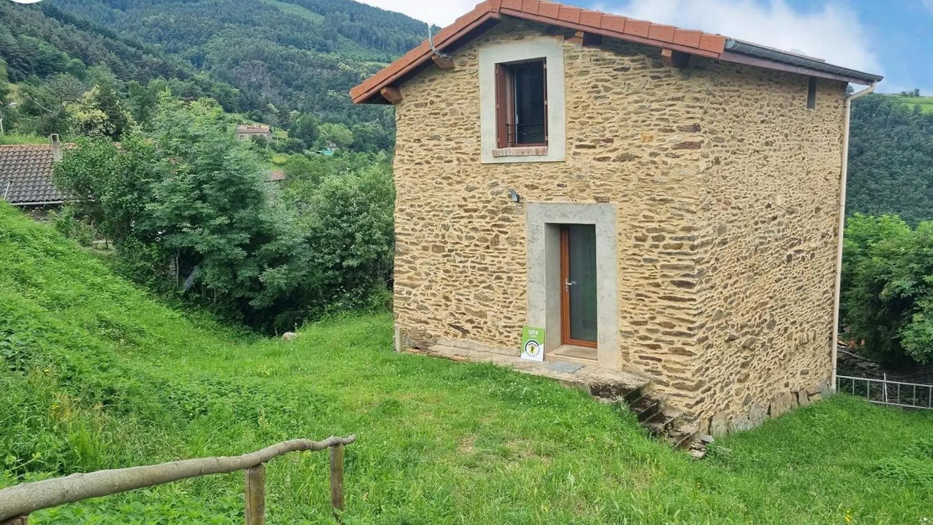 Gite Renove Avec Terrasse Panoramique Et Tout Confort A Saint-Chamond, Proche Saint-Etienne Et Lyon - Fr-1-496-324